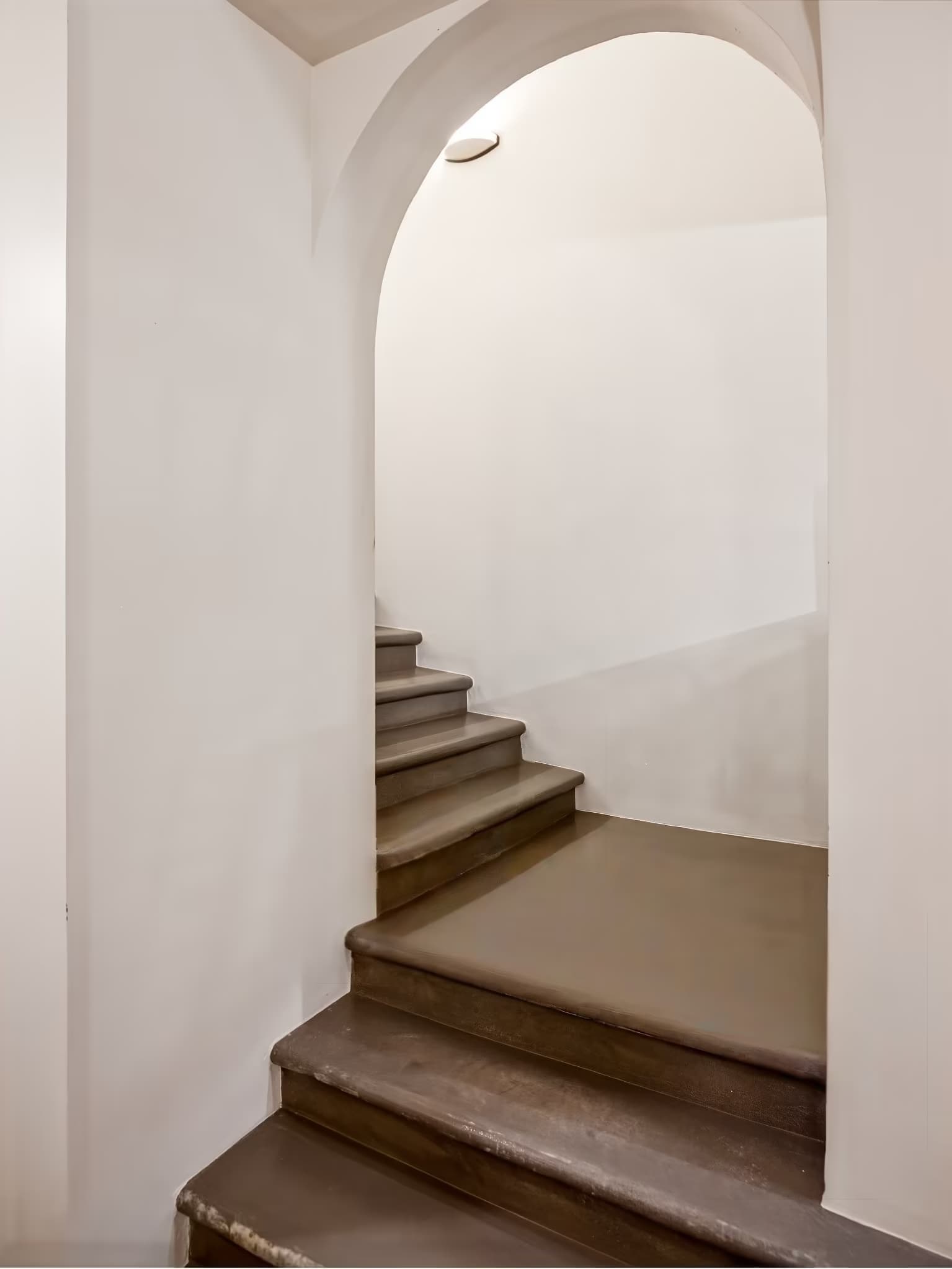 The Arch Casa design hotel Pai sculptural white arched stairwell with polished concrete steps