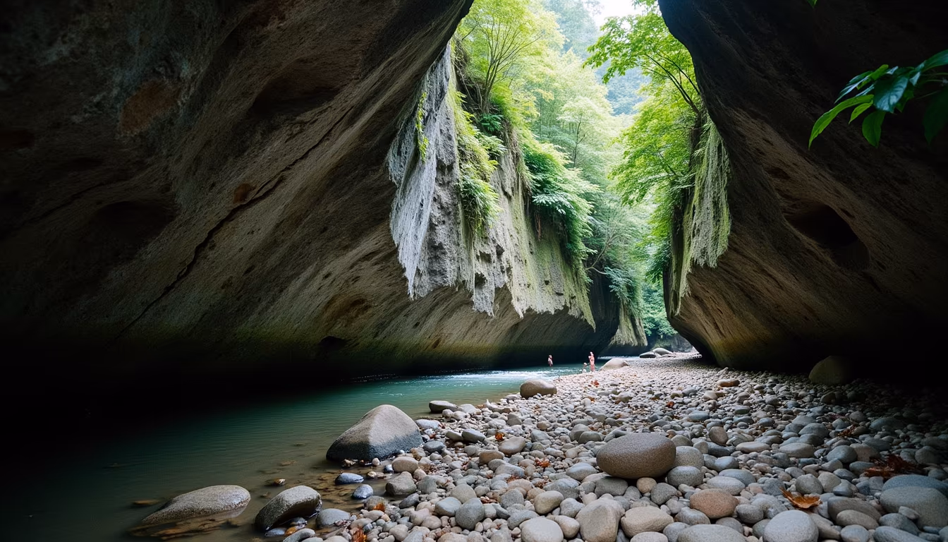 the spot cave river chamber in limestone near Pai, a lod cave Pai day trip highlight (illustration)