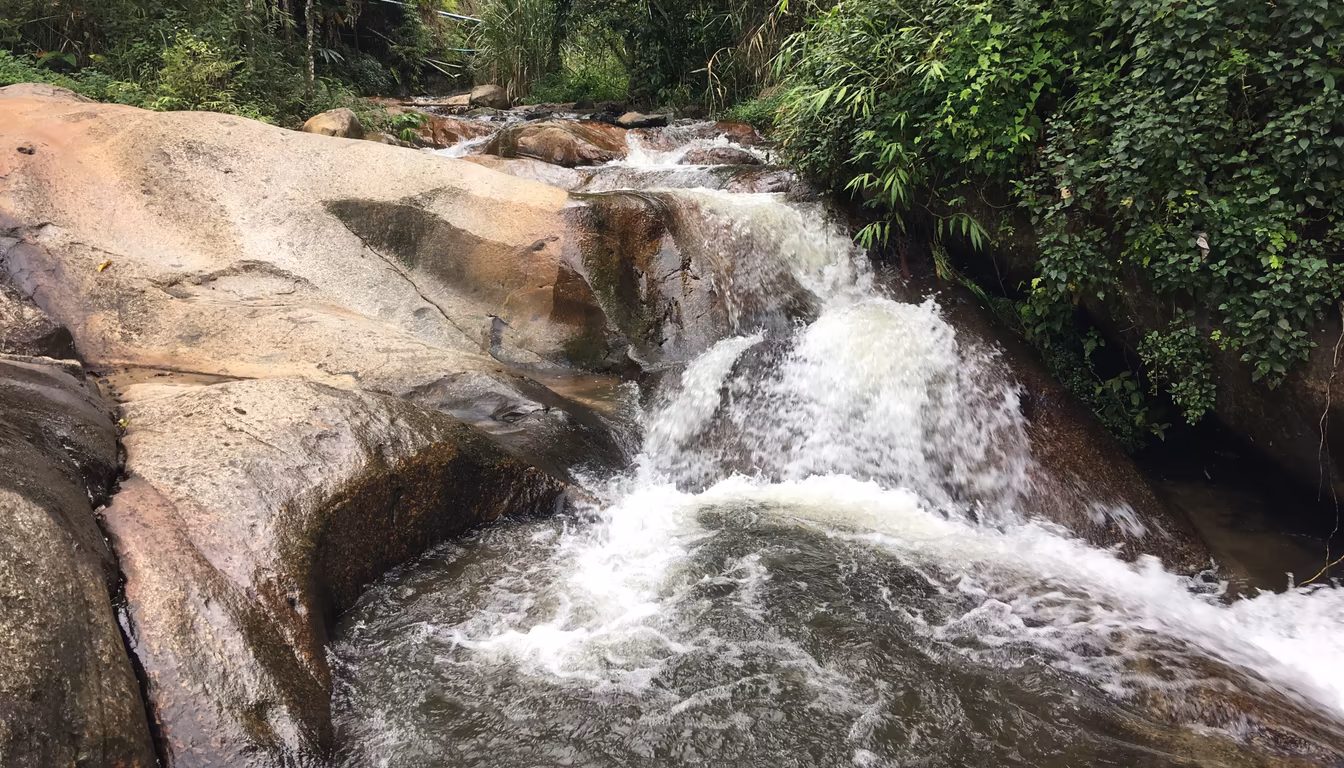 Mo Paeng Waterfall flowing heavily over smooth rock near Pai in September